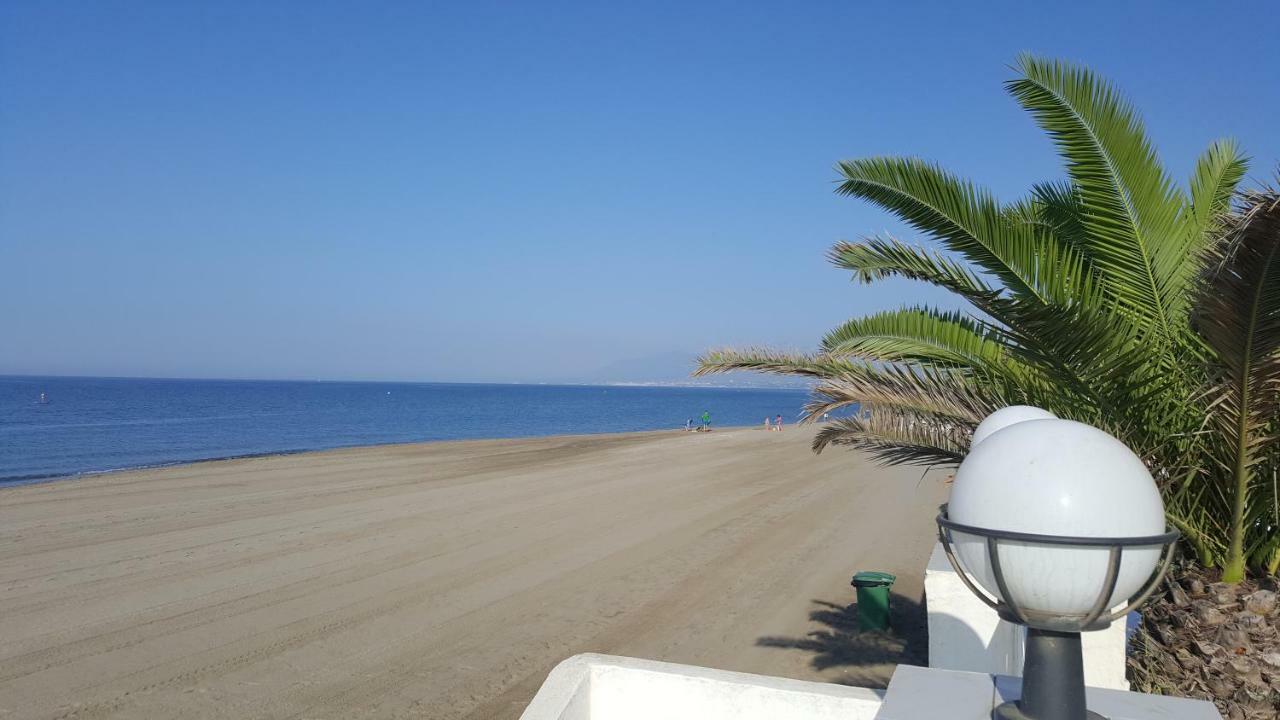 Villa Front Line Beach
